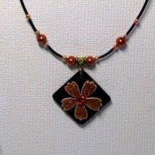 collier pendentif fleur cuivrée sur cordon silicone